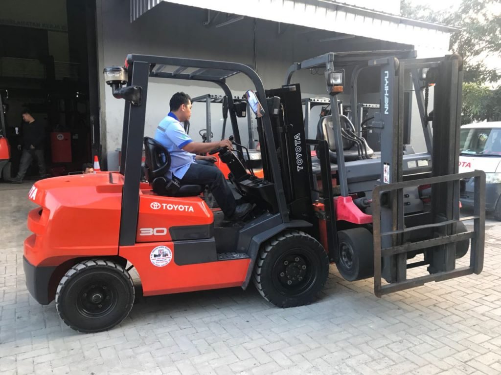 Forklift-Toyota-FDZN30-angkat-2-5-ton