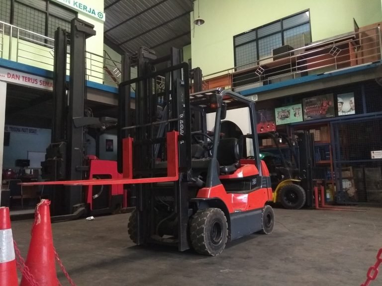 Gambar depan forklift electrik 2.5 ton