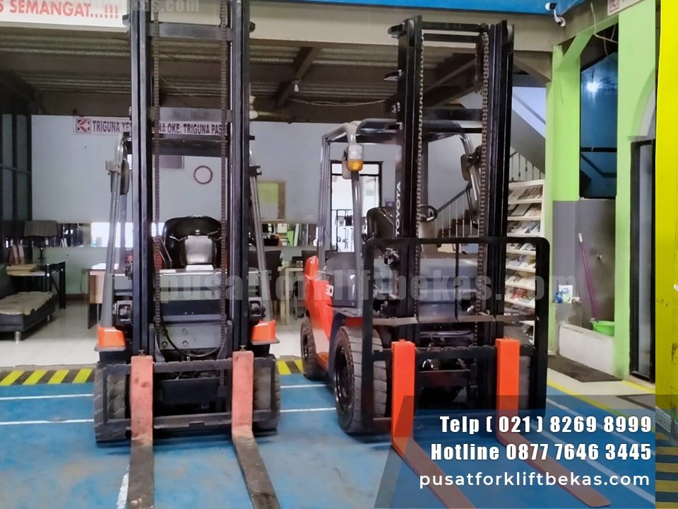 Forklift Toyota 60-8FD30 depan