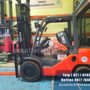 Forklift Toyota 60-8FD30 samping