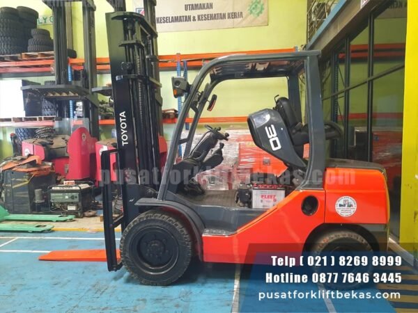 Forklift Toyota 60-8FD30 samping