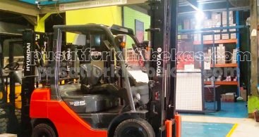Forklift Gasoline 2.5 ton Bekas Toyota FG25