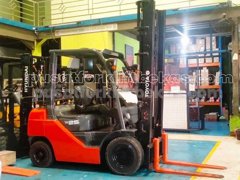 Forklift Gasoline 2.5 ton Bekas Toyota FG25