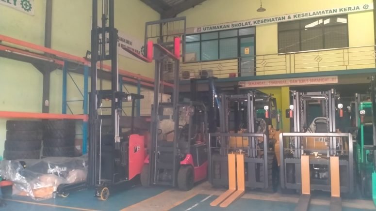 Forklift Reach Truck Angkat