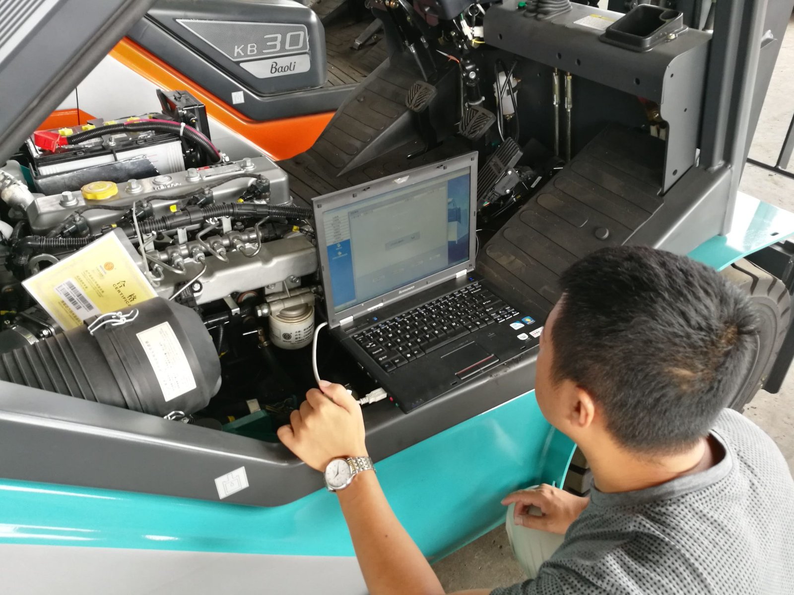 Perawatan Forklift