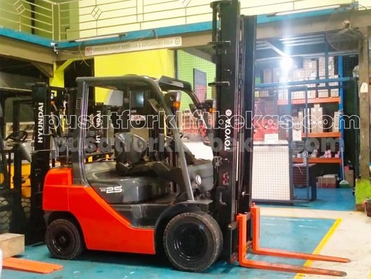 Forklift Gasoline 2.5 ton Bekas Toyota FG25