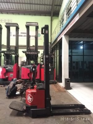 jual-bt-pallet-stacker-swe120-samping